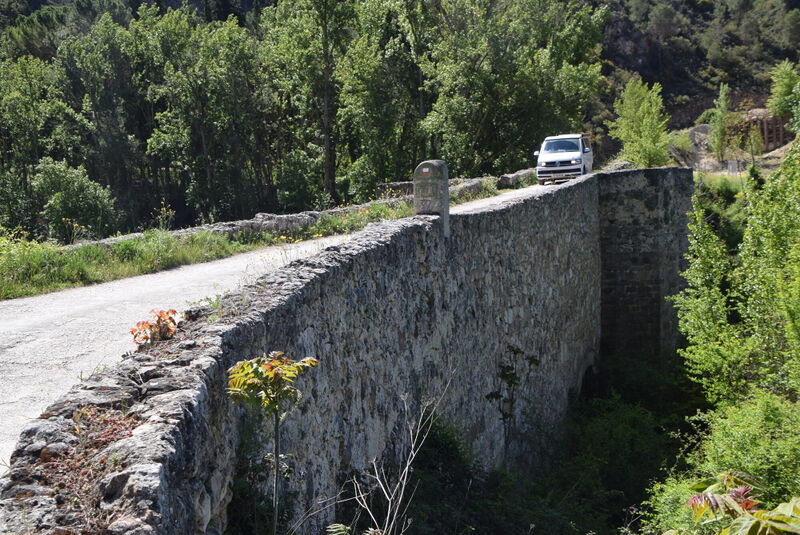 File:Puente-romano-entrepenas-May22-3.jpg