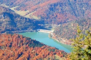 and the Sylvenstein dam, that regulates it downstream.