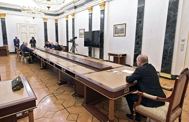 File:Putin-advisors-table.jpg