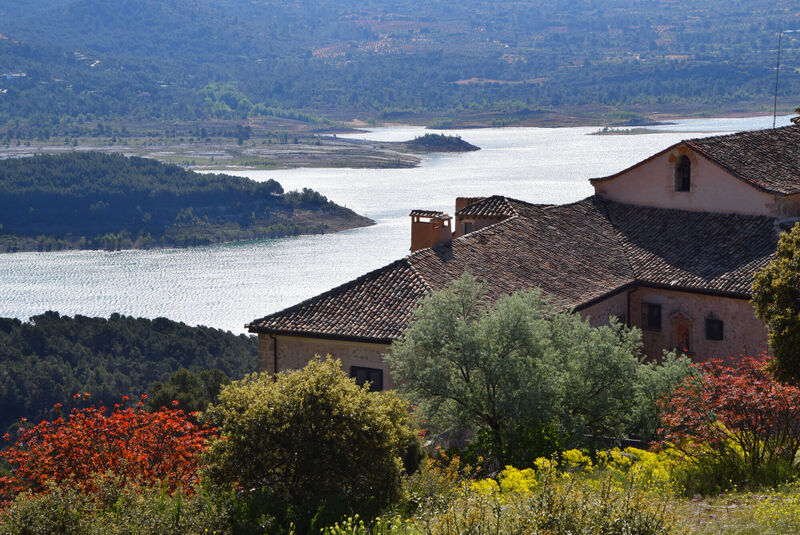 File:Entrepenas-ermita-May22-12.jpg