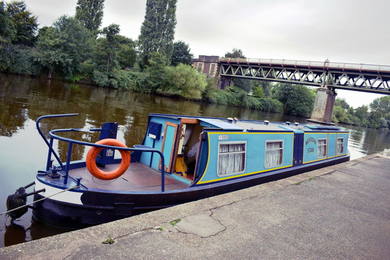 File:Narrowboating-severn-11.jpg