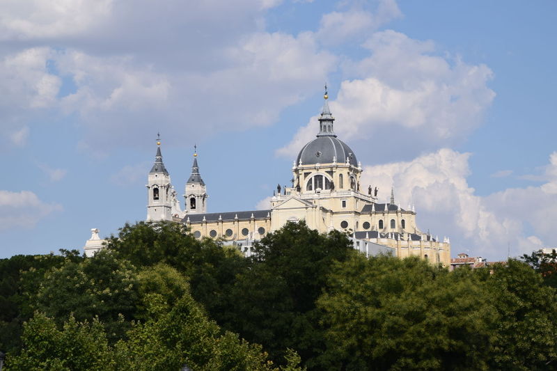 File:Palacio-hangingmonuments-21Aug18-2.jpg