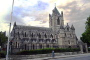 In front of Christ Church Cathedral. Dublin is very expensive, some attractions, like this one, we admired from outside.