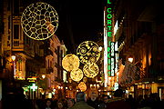 The decoration of the streets is the most showy, here again toward the Puerta del Sol.