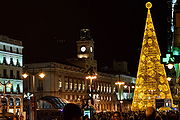 The main Christmas tree of Madrid, in the Puerta del Sol, has been since a couple of years a tribute of the Lotería de Navidad.