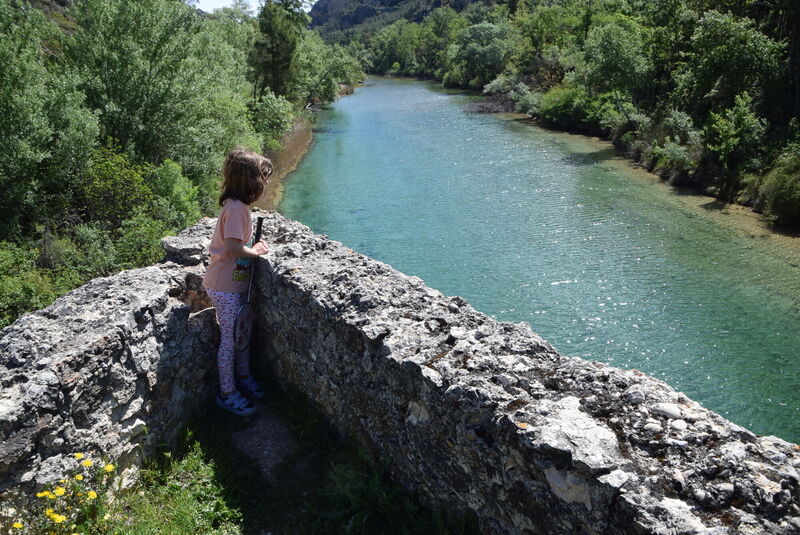 File:Puente-romano-entrepenas-May22-4.jpg