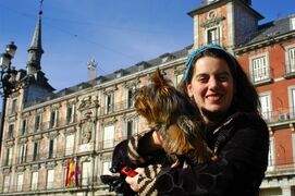 Elena and Tizón en la Plaza Mayor.
